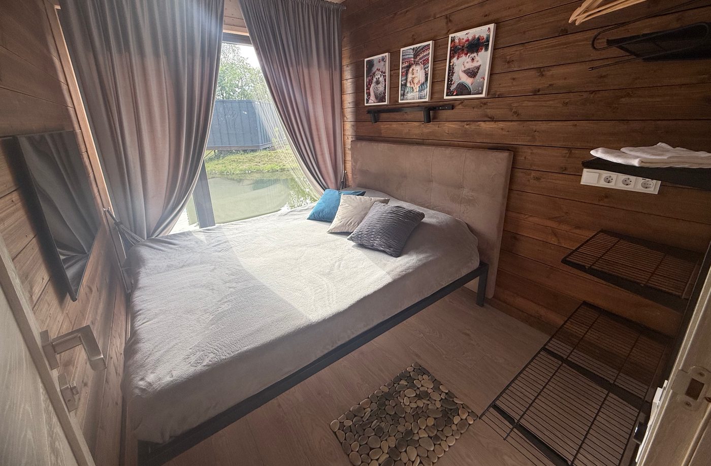 Спальня домика с видом на озеро