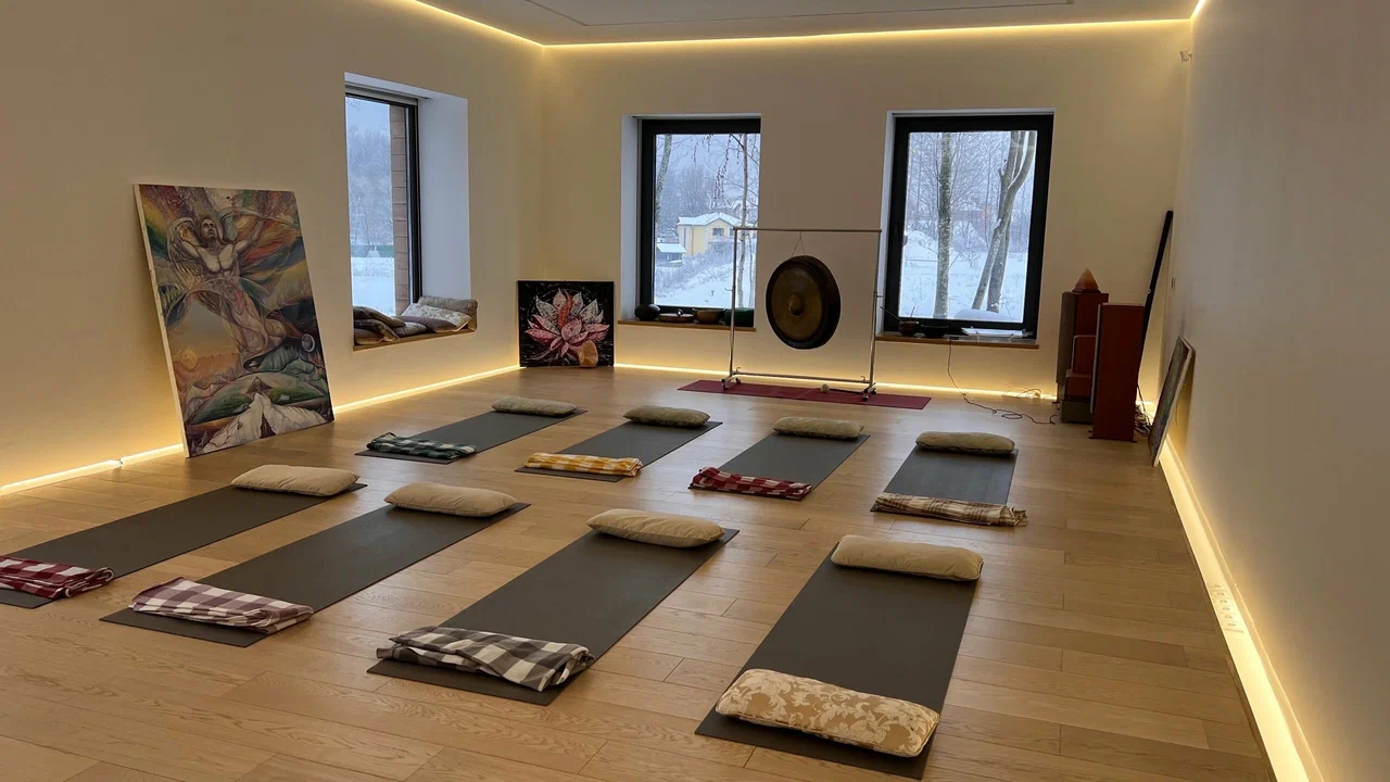 Зал для практик с йога-матами и гонгом