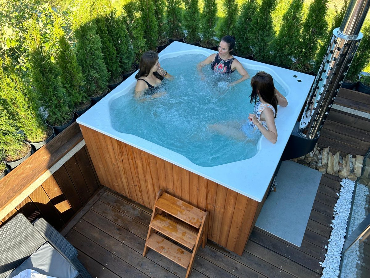 Участницы ретрита в купели на свежем воздухе