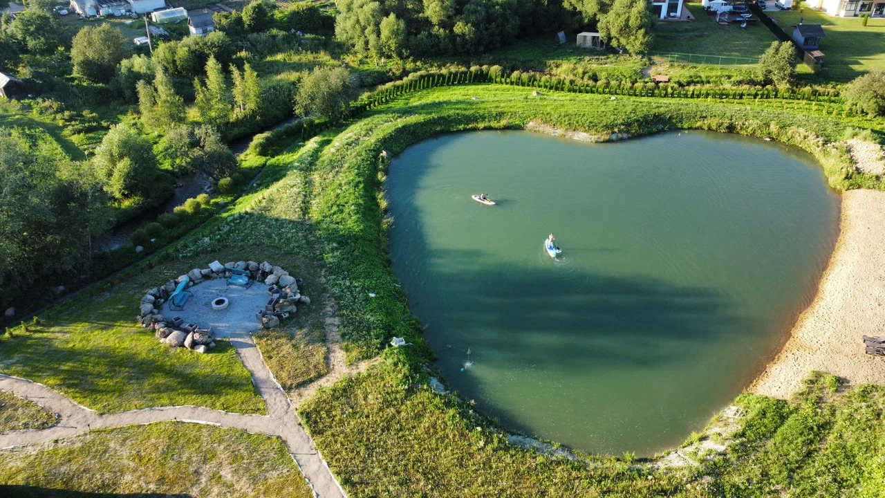 Озеро и место у костра на территории Ашрама