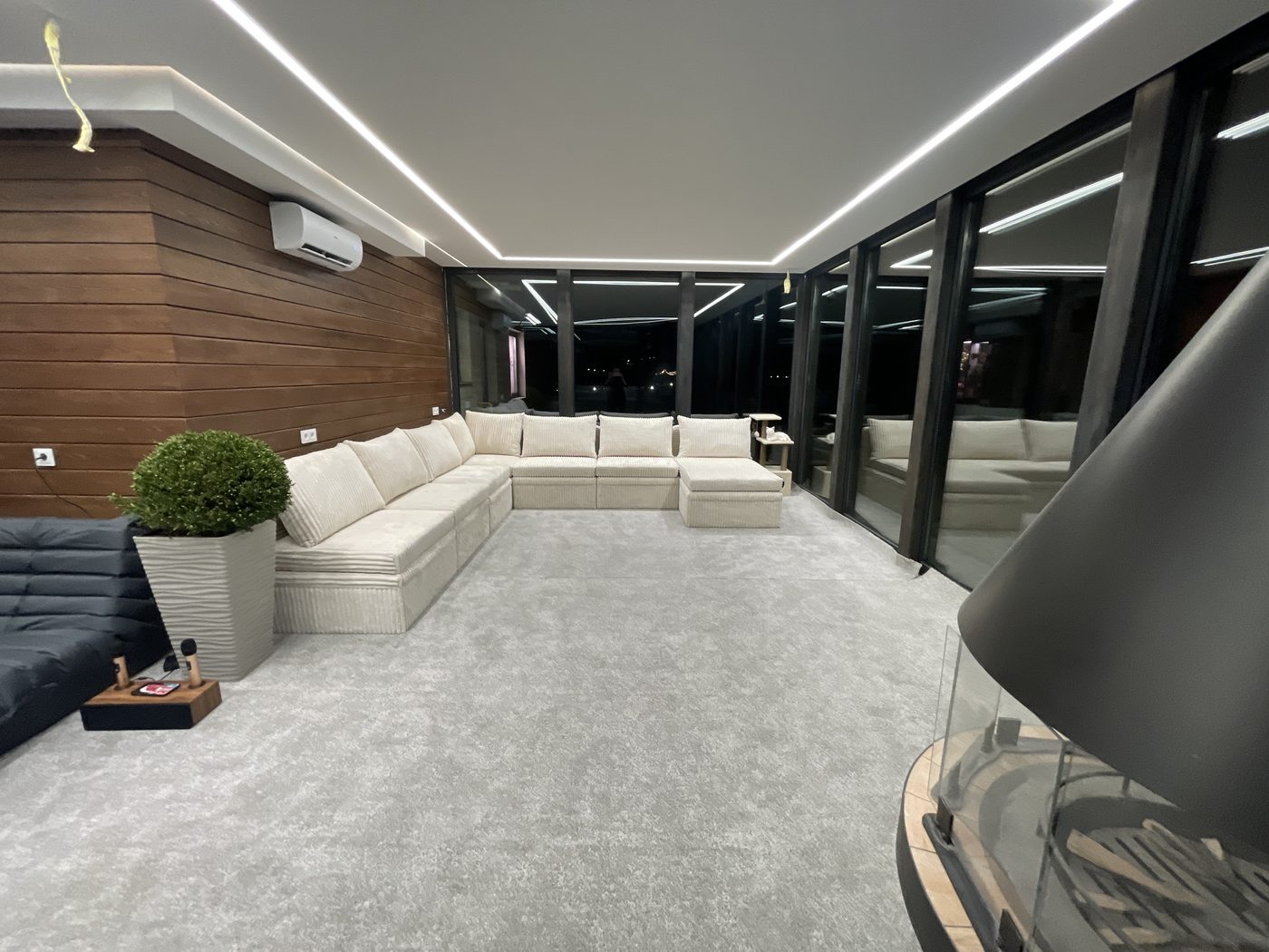 Уютная гостиная в основном доме ретритного центра