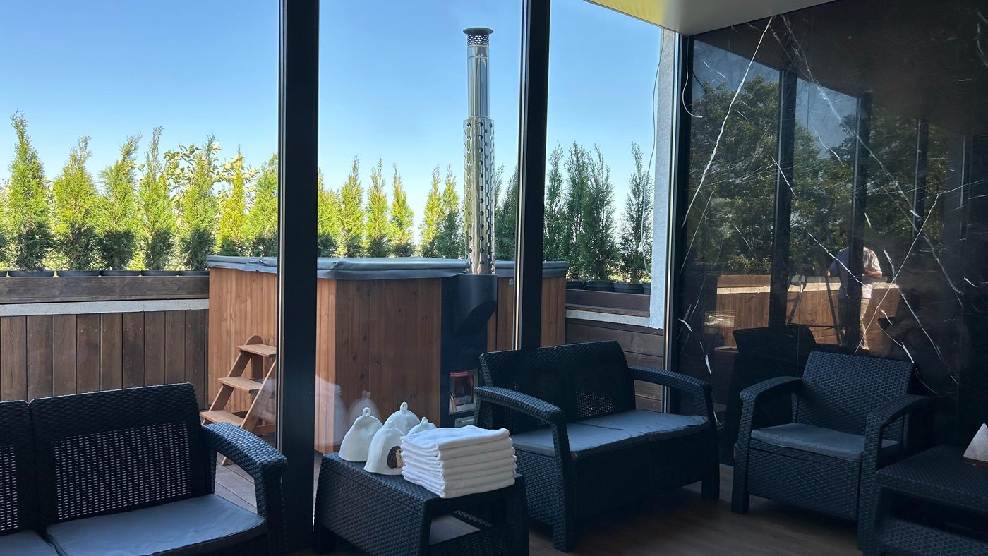 Терраса с купелью и зоной отдыха у сауны